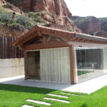 Porche de madera acristalado con cortina de cristal en Autol La Rioja