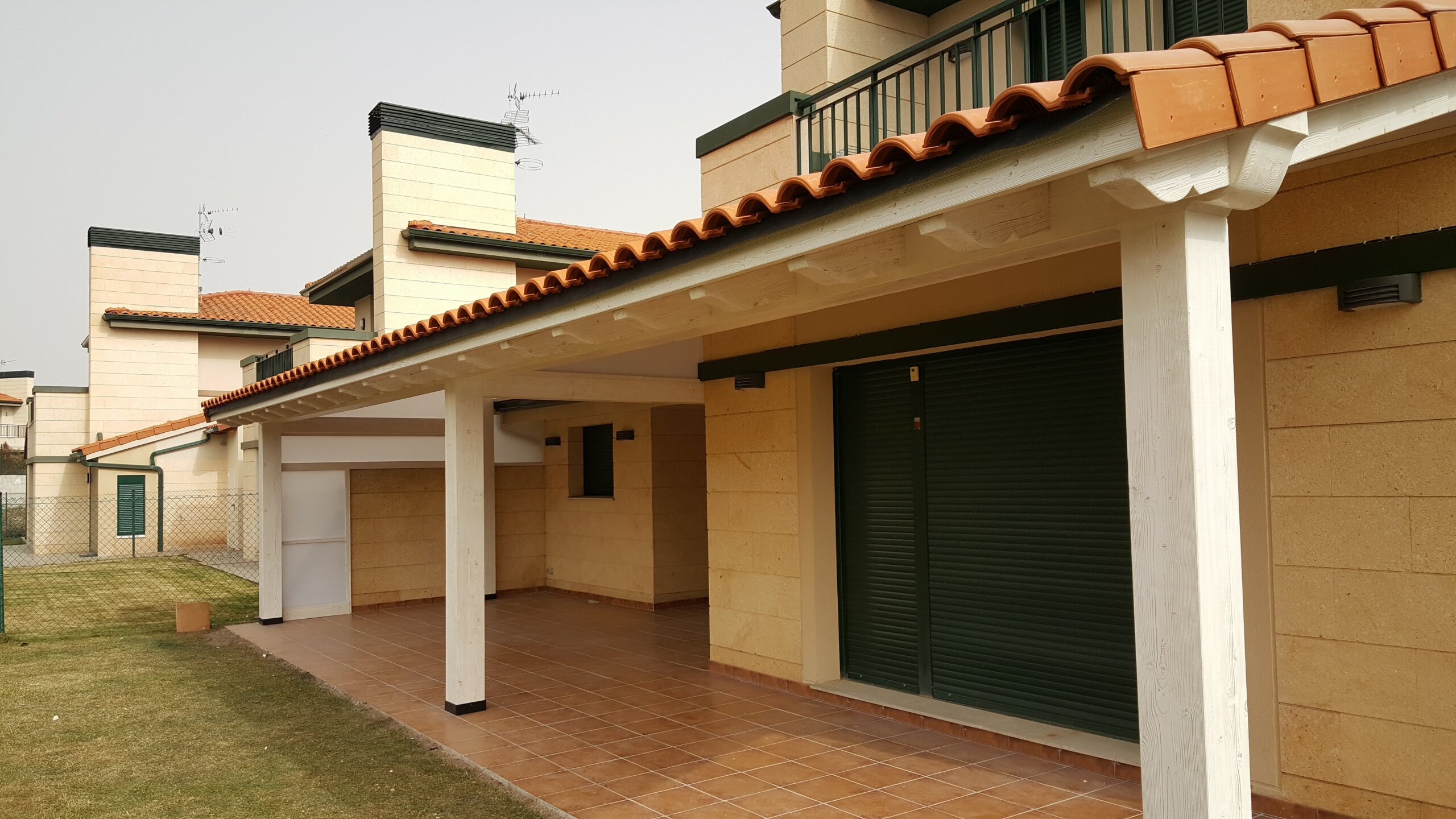 Porche moderno blanco en Cirueña La Rioja