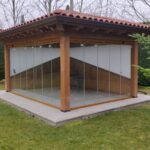 Cenador de madera acristalado con paredes de policarbonato en Lardero La Rioja