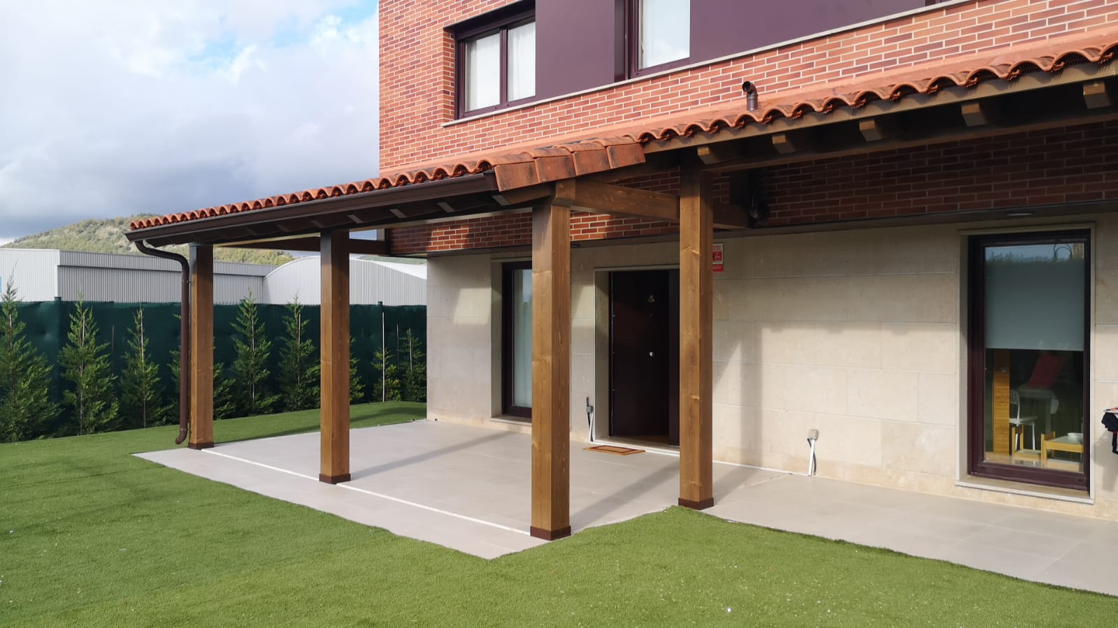 Porche de madera moderno en Lardero La Rioja