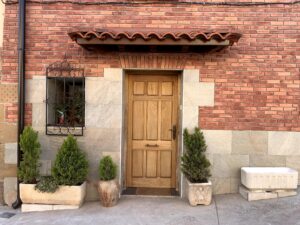 Porche de entrada realizado en madera e instalado en Hormilleja La Rioja