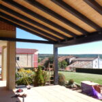 Porche de madera acabado en dos colores en Arnedo La Rioja