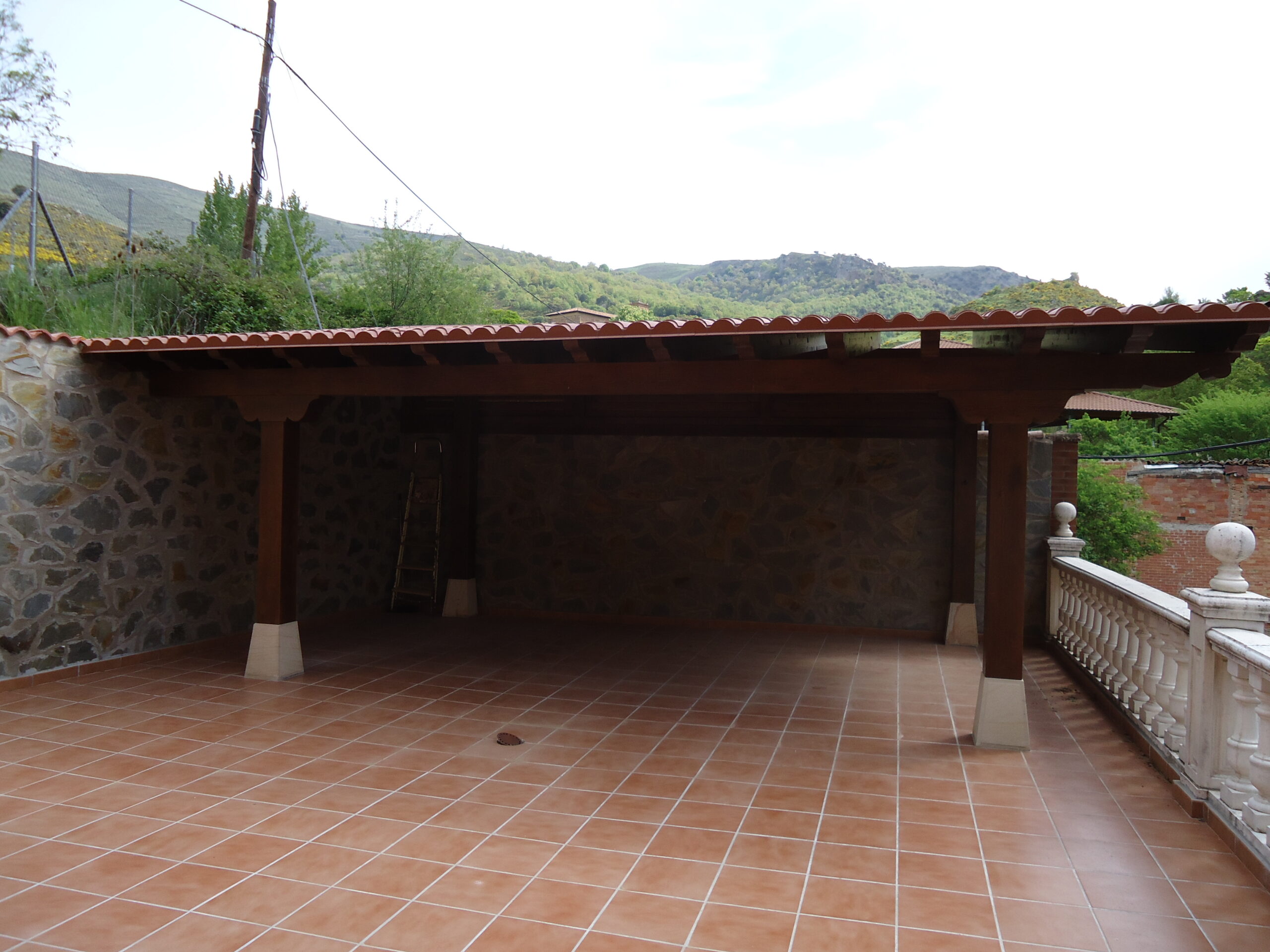 Porche de madera acabado en panel sandwich en Ventrosa La Rioja