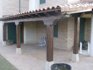 Porche de madera acabado envejecido en Alesanco La Rioja