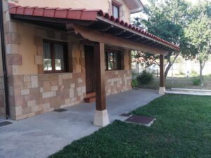 Porche de madera acabado rústico en teja hormigón instalado en Ollauri La Rioja