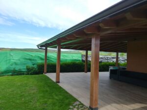 Porche de madera anexo a casa perimetral acabado línea plus en Lardero La rioja