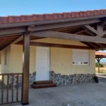 Porche de madera en casa industrializada en Tricio La Rioja