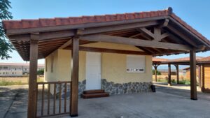 Porche de madera en casa industrializada en Tricio La Rioja