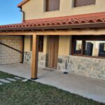 Porche de madera moderno con lineas rectas para acristalar en La Rioja
