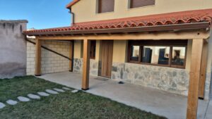 Porche de madera moderno con lineas rectas para acristalar en La Rioja