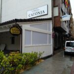 Porche de madera lacado en blanco con pared de policarbonato en restaurante Catonia Autol La Rioja