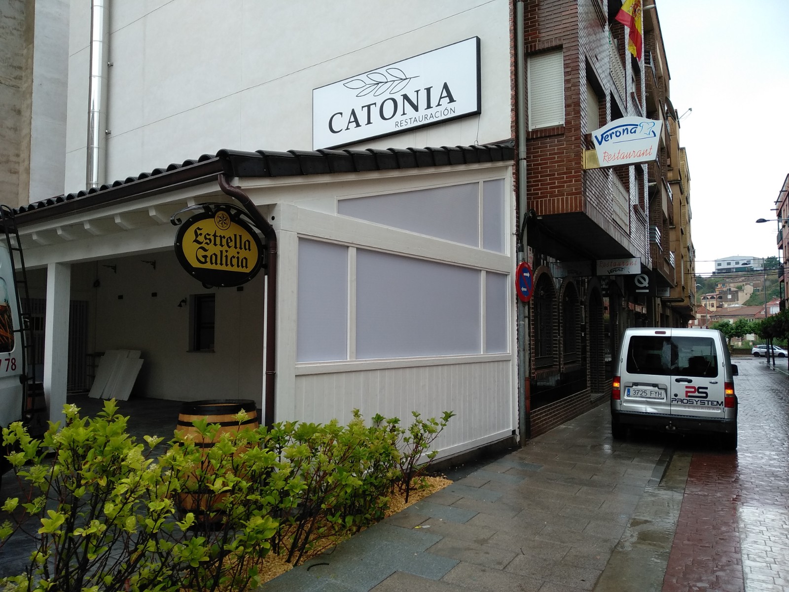 Porche de madera lacado en blanco con pared de policarbonato en restaurante Catonia Autol La Rioja