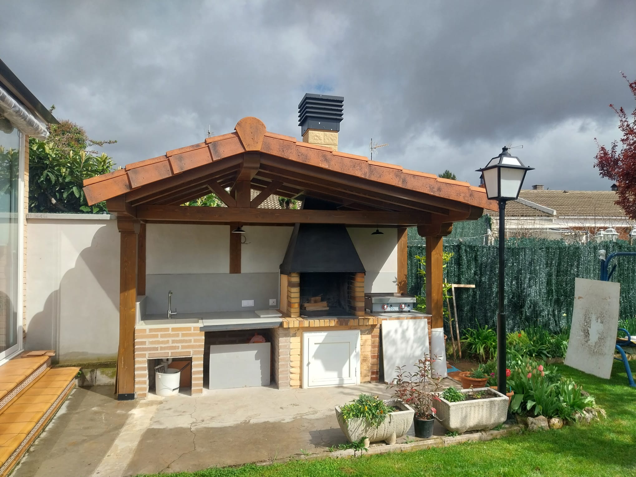 Cubrición de barbacoa en Uruñuela incluido su ignifugado e impermeabilización y también su elevación.