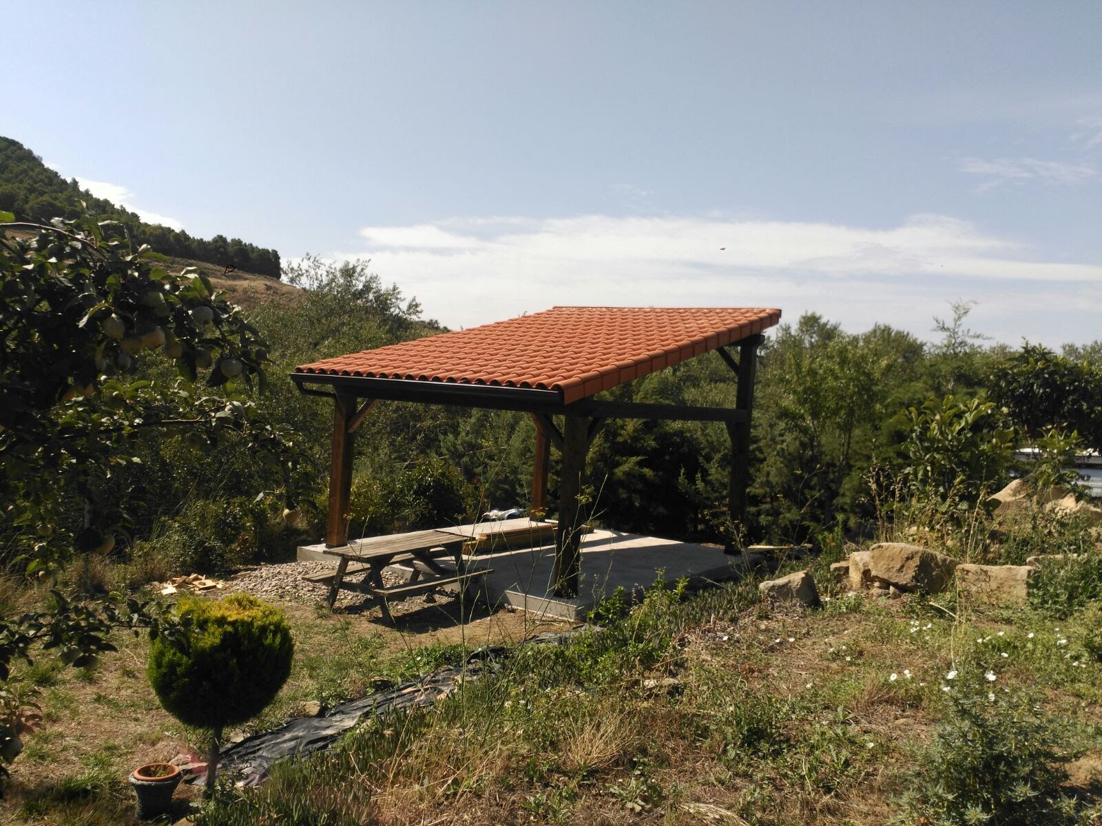 Cenador en Viana a 1 agua con teja roja y exento.