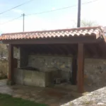 Porche con mucha caída adaptado a murete para la cubrición de un pilón.