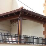 Porche a 2 aguas elevado en terraza de edificio en Matute.