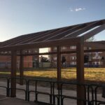 Pérgola en instituto najerense para la aportación de placas solares.