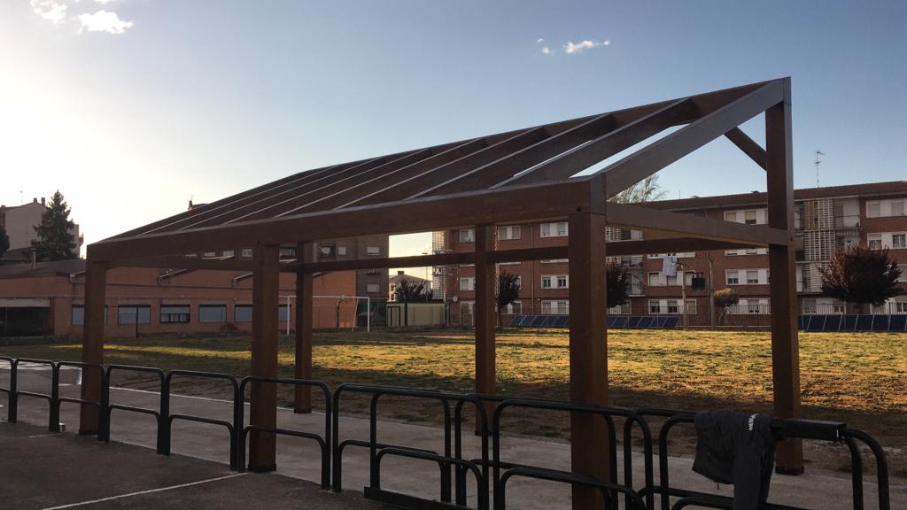 Pérgola en instituto najerense para la aportación de placas solares.